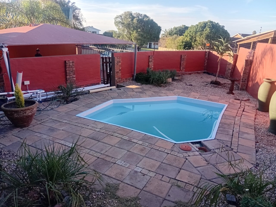 6 Bedroom Property for Sale in Heiderand Western Cape
